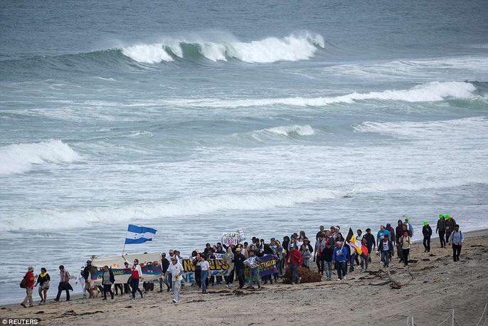 Người di cư trèo lên hàng rào biên giới Mỹ - Mexico